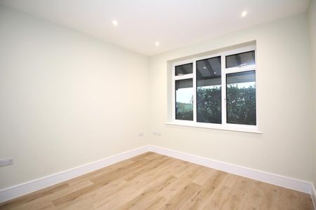 4 bedroom semi-detached house to rent - Photo 5