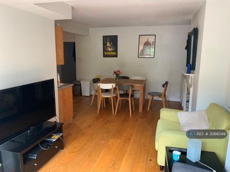 2 bedroom flat to rent - Photo 2