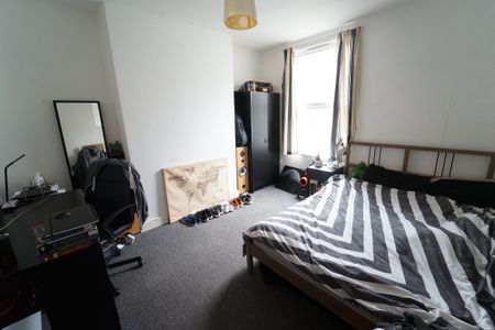 4 Frederick Grove, NG7 1SG, NOTTINGHAM - Photo 2