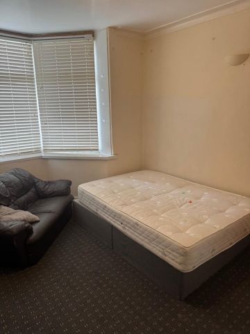 Room in a Shared House, St James Court, LS9 - Photo 4