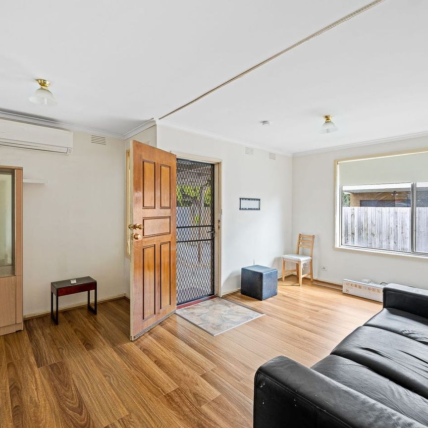 Walk to Train station, bus stops, schools and shops! - Photo 1