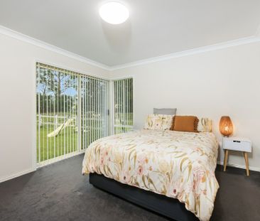 Spacious Family Haven Overlooking Lush Paddocks - Photo 2