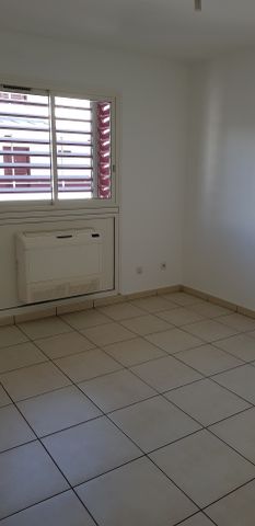 Location Appartement 3 pièces 58m² ST DENIS 97400 - Photo 4