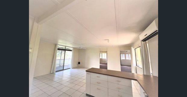 📍 Acreage Living with Charm and Space – Perfect for Families or Horse Lovers - Photo 1