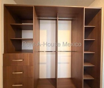 El Refugio. Casa en esquina con cuarto de TV y 4 recámaras con 1 en... - Photo 1