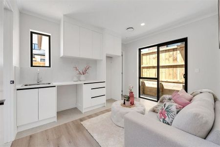 Charming 2BR Flat Bush Granny - Photo 2