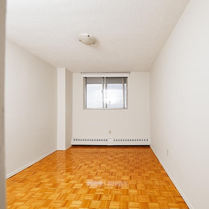 Large 2 Bedroom in Central Mississauga - Photo 2