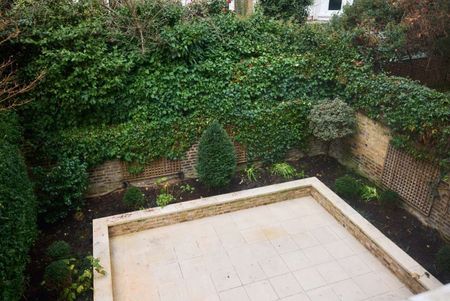 A very spacious family house situated on the Phillimore Estate. - Photo 5