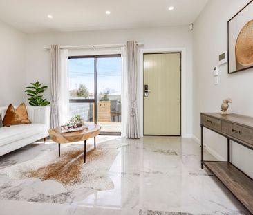 Modern Three Bedroom Family Living In Otara - Photo 1