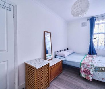 4 bedroom end of terrace house to rent - Photo 3