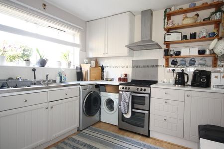 Queendale Court, Woking - Photo 3