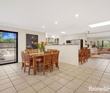 Spacious Five-Bedroom Family Home with Pool in Peaceful Cul-de-Sac - Photo 5