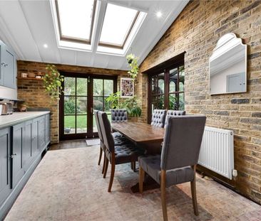 A charming period family home in a beautiful East Molesey street of... - Photo 3