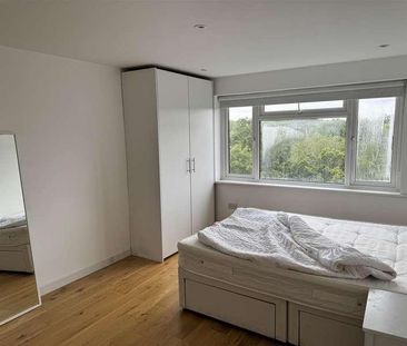 Wickliffe Avenue, London, N3 - Photo 2