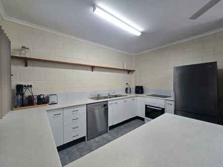 FURNISHED TOWNHOUSE IN A GREAT LOCATION!! - Photo 3