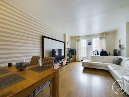 2 bedroom flat to rent - Photo 2