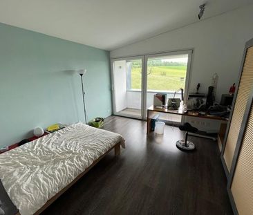 Wohnen mit Weitblick - 5.5-Zimmer-Einfamilienhaus mit Naturpool. - Photo 4