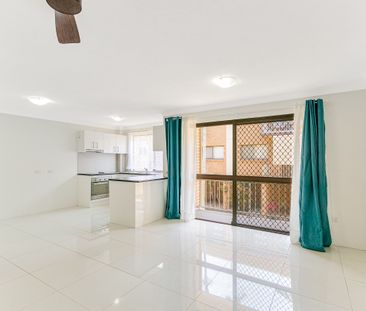 Light, Bright & Modern Unit! - Photo 1