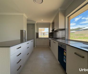 Stunning Large 4 Bedroom Home in Huntlee! - Photo 6