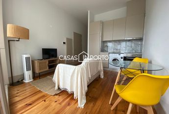 Apartamento T0+1 para arrendamento na Rua Santa Catarina, Porto