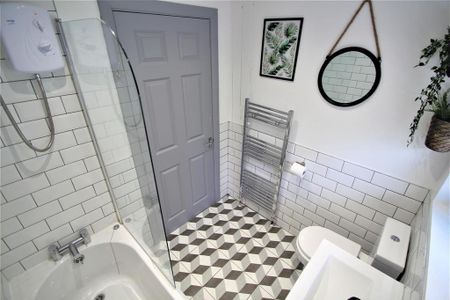 1 bedroom in a house share to rent - Photo 2