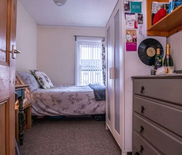 Wonderful six bedroom house with original features and modern updates - Photo 6