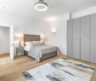 Superb 4 bedroom duplex apartment with a private courtyard in close... - Photo 3