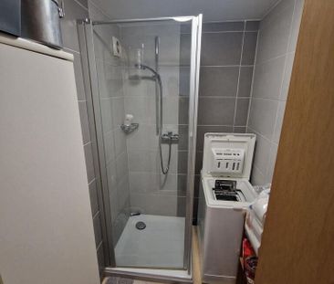 Un bâtiment nouvellement isolé avec accès direct - Photo 3