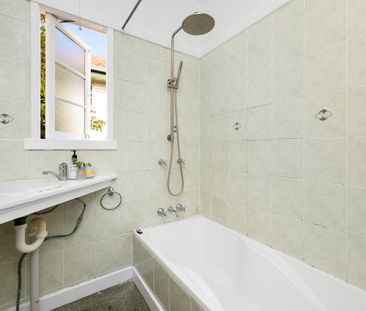 Charming 2-Bedroom Home with Deck & Private Backyard in Moorooka - Photo 6