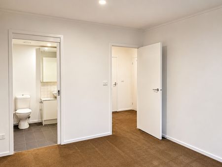Spacious Ground-Floor Apartment with Private Courtyard - Photo 3
