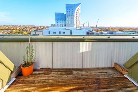 Stunning duplex penthouse with far reaching views over West London. Concierge, underground parking and generous room sizes. Huge reception room with tiled flooring. - Photo 2