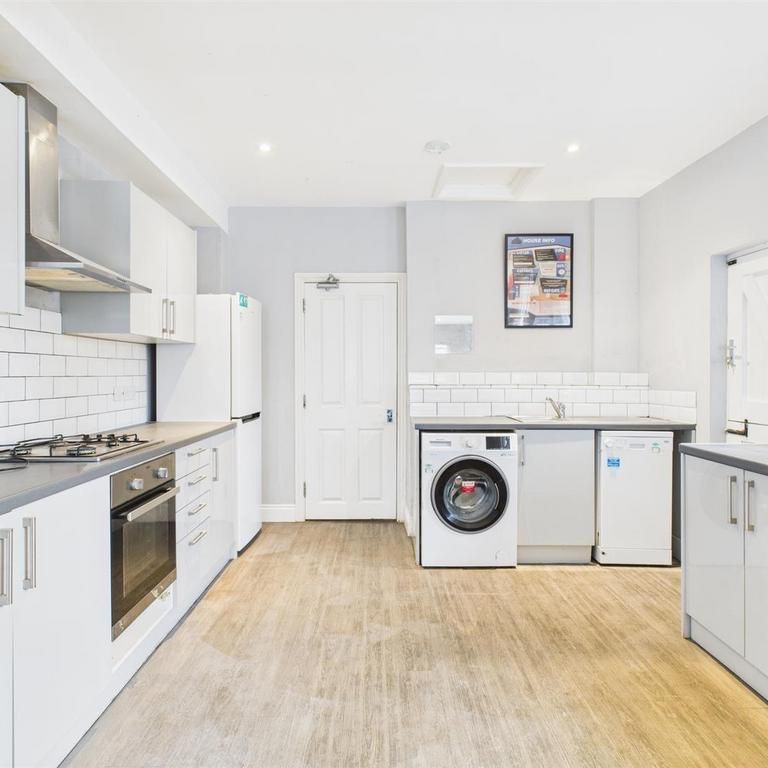 1 bedroom in a house share to rent - Photo 1
