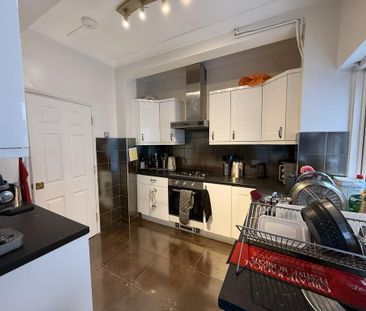 4 bedroom semi-detached house to rent - Photo 4