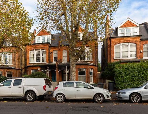 homely 2 bedroom property set within a beautiful period conversion - Photo 1