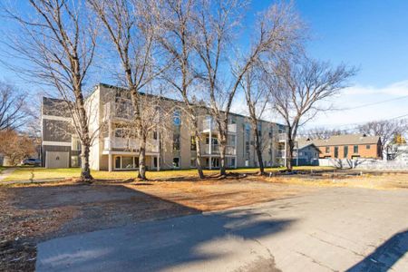 Edmonton Furnished Condo Rental in Glenora - Charming Furnished 1-Bedroom in Glenora – Steps from 124th Street! - Photo 4