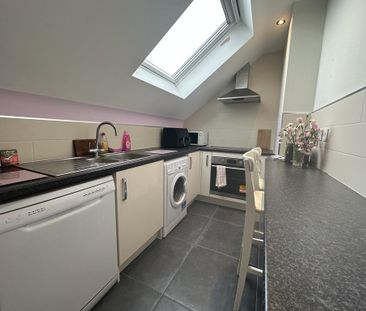 3 bedroom flat to rent - Photo 2