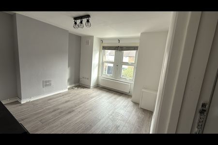 3 Bed Flat, Aslett Street, SW18 - Photo 2