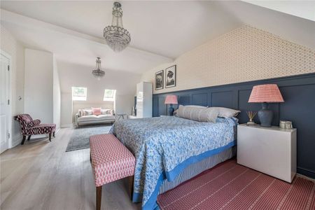 A stylish and contemporary family home in a sought-after location - Photo 5