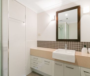 HABOURSIDE WATERFRONT APARTMENT - FURNISHED - Photo 4