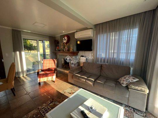 Casa em Condomínio com 4 quartos e 205m² para alugar em Saint Moritz, Gramado. - Photo 1