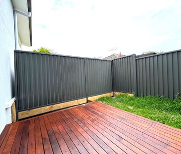 NEAR NEW GRANNY FLAT - 1 BEDROOM - Photo 2