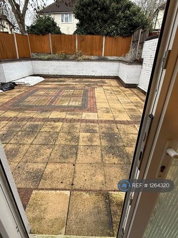 1 bedroom in a house share to rent - Photo 3