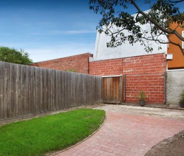 Character, Courtyards & City Buzz – All in One Richmond Package! - Photo 4