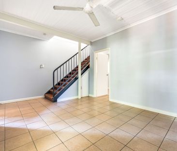 BEAUTIFUL, LARGE FAMILY HOME! - Photo 2