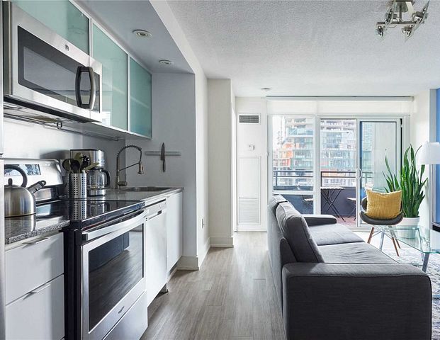 2 Bed| 2 Bath | Luxurious Condo for Rent in Toronto | Cityplace | - Photo 1