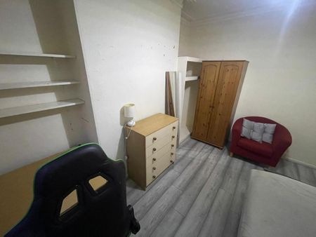 6 bedroom terraced house to rent - Photo 4