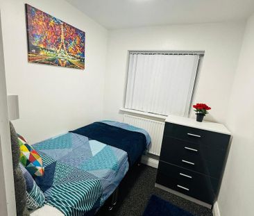 1 bedroom in a house share to rent - Photo 2