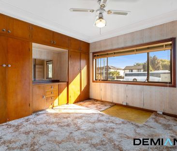 Three bedroom delight. Its convenient location makes it an easy dec... - Photo 3