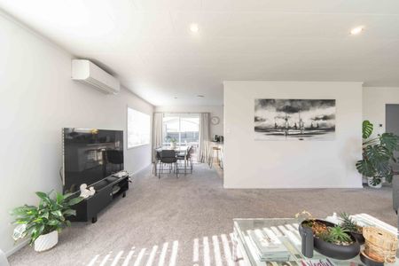 Gorgeous Three Bedroom Home - Photo 4