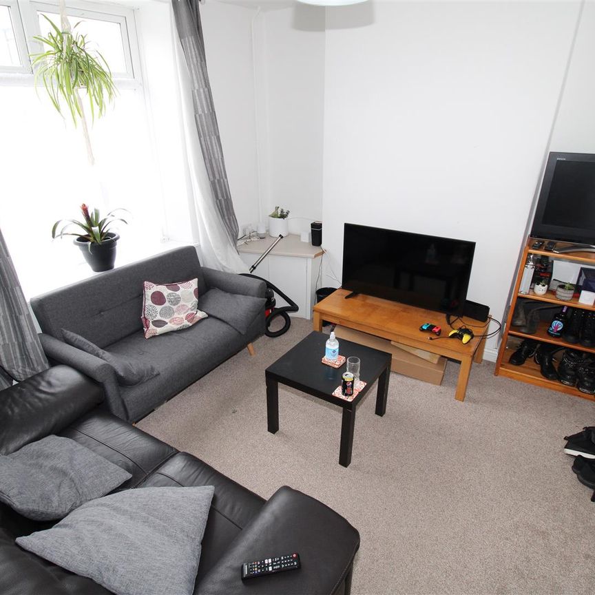 Room For Rent Collins Terrace, Pontypridd - Photo 1